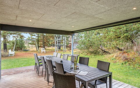 Locan - 1.2Km from the Sea: Mueble, Mueble Para Exteriores, Vajilla, Mesa, Drinkware, Silla, Mesa Al Aire Libre, Comida, Botella