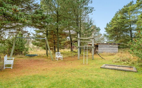 Locan - 1.2Km from the Sea: Mueble, Mueble Para Exteriores, Vajilla, Mesa, Drinkware, Silla, Mesa Al Aire Libre, Comida, Botella