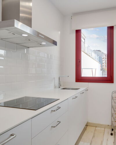 Bright & Artistic: Cocina, Piso, Mostrador, Diseño De Interiores, Suelo, Gabinetes, Techo, Lavabo, Casa, Aparato De Cocina