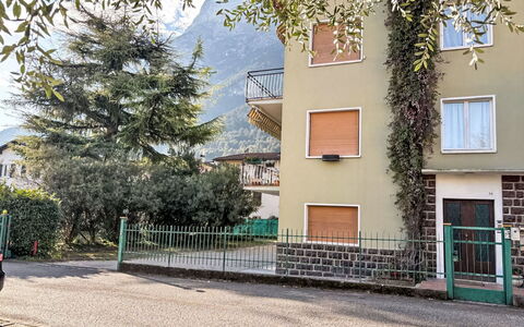 Ca dei Noni: Barrio Residencial, Casa, Departamento, Suburbio, Balcón, Cerca, Inicio De Esgrima, Entrada De Coches, Pueblo De Montaña