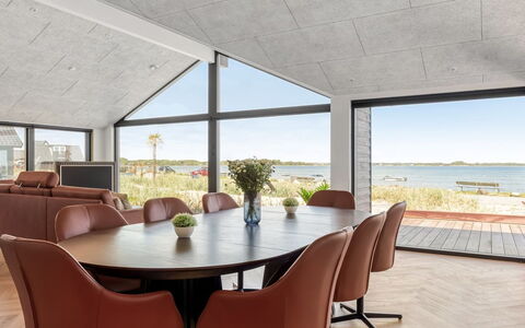 Catalina - 30M from the Sea: Mueble, Madera, Diseño De Interiores, Piso, Suelo, Silla, Habitación, Techo, Sala, Departamento