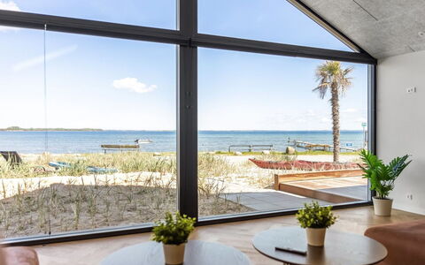 Catalina - 30M from the Sea: Mueble, Madera, Diseño De Interiores, Piso, Suelo, Silla, Habitación, Techo, Sala, Departamento