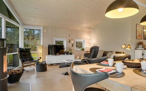 Hemfrith - 500M to the Fjord: Diseño De Interiores, Mueble, Piso, Techo, Madera, Lámpara, Sala, Suelo, Sofá, Encendiendo