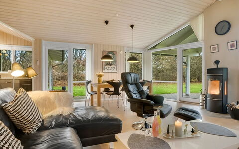 Hemfrith - 500M to the Fjord: Mueble, Diseño De Interiores, Sofá, Madera, Techo, Sala, Piso, Suelo, Lámpara, Encendiendo