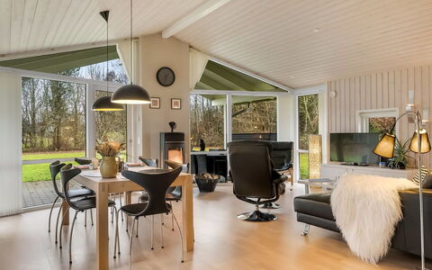 Hemfrith - 500M to the Fjord: Diseño De Interiores, Madera, Techo, Mueble, Piso, Sala, Suelo, Lámpara, Casa, Encendiendo