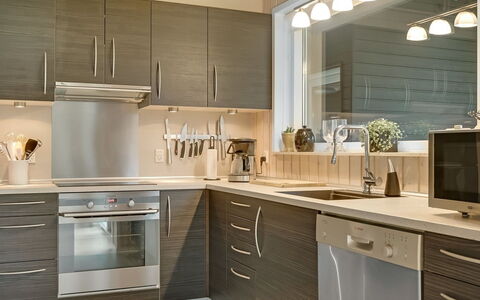 Hemfrith - 500M to the Fjord: Cocina, Mueble, Mostrador, Aparato De Cocina, Gabinetes, Diseño De Interiores, Piso, Electrodoméstico, Madera, Lámpara