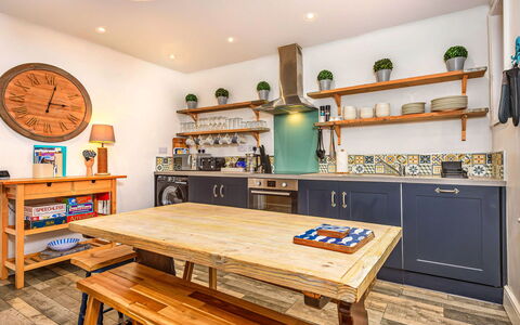 Mumbles Cottage: Piso, Arreglo De Tubería, Baño, Diseño De Interiores, Madera, Suelo, Plomería, Encendiendo, Grifo, Mueble