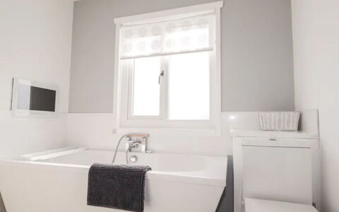 Greenaway: Piso, Arreglo De Tubería, Baño, Diseño De Interiores, Madera, Suelo, Plomería, Encendiendo, Grifo, Mueble
