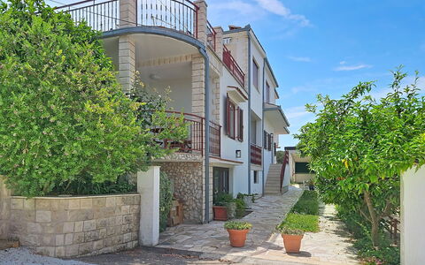 Trogir Okrug Gornji 257: Pared, Barrio Residencial, Arbusto, Diseño Urbano, Balcón, Inmuebles, Portón, Entrada De Coches, Hacienda, Paisajismo