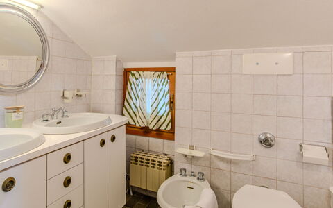 Erika: Lavabo Del Baño, Baño, Arreglo De Tubería, Lavabo, Diseño De Interiores, Piso, Suelo, Mueble De Baño, Grifo, Espejo