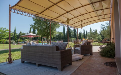 Villa Peccioli: Sombra, Pabellón, Mueble, Mueble Para Exteriores, Toldo, Estructura Al Aire Libre, Silla, Jardín, Mesa Al Aire Libre, Kiosko