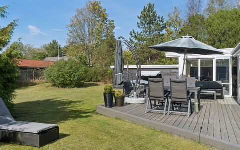 Haralde - 1.4Km from the Sea: Mueble, Mueble Para Exteriores, Vajilla, Mesa, Drinkware, Silla, Mesa Al Aire Libre, Comida, Botella