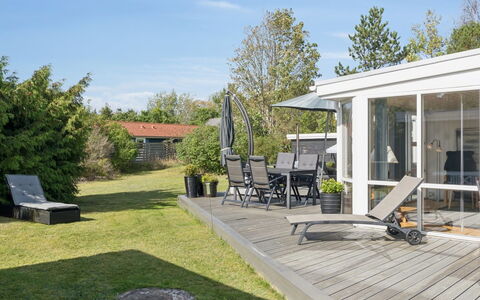 Haralde - 1.4Km from the Sea: Mueble, Mueble Para Exteriores, Vajilla, Mesa, Drinkware, Silla, Mesa Al Aire Libre, Comida, Botella