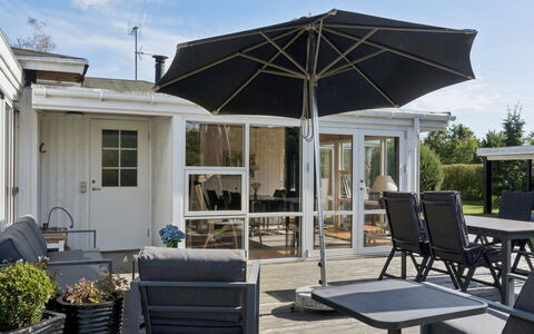 Haralde - 1.4Km from the Sea: Mueble, Mueble Para Exteriores, Vajilla, Mesa, Drinkware, Silla, Mesa Al Aire Libre, Comida, Botella