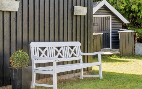 Haralde - 1.4Km from the Sea: Mueble, Mueble Para Exteriores, Vajilla, Mesa, Drinkware, Silla, Mesa Al Aire Libre, Comida, Botella