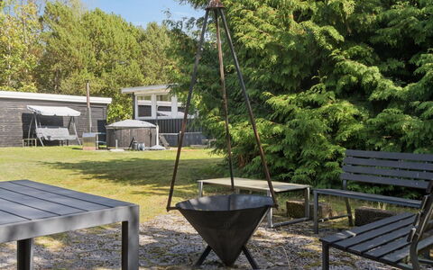 Haralde - 1.4Km from the Sea: Mueble, Mueble Para Exteriores, Vajilla, Mesa, Drinkware, Silla, Mesa Al Aire Libre, Comida, Botella
