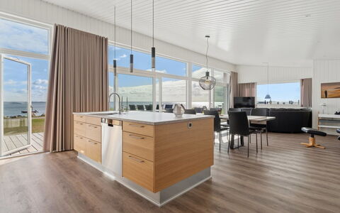Eljas - 10M from the Sea: Piso, Suelos De Madera, Diseño De Interiores, Mueble, Suelo, Mostrador, Madera, Cocina, Techo, Gabinetes