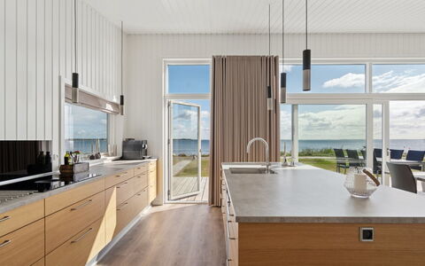 Eljas - 10M from the Sea: Madera, Piso, Suelo, Suelos De Madera, Mostrador, Cocina, Madera Dura, Gabinetes, Manchas De Madera, Suelo Laminado