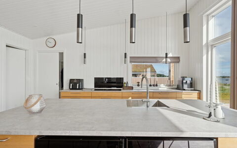 Eljas - 10M from the Sea: Cocina, Piso, Mostrador, Madera, Diseño De Interiores, Mueble, Aparato De Cocina, Suelo, Gabinetes, Techo