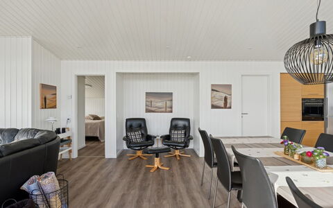 Eljas - 10M from the Sea: Diseño De Interiores, Piso, Suelos De Madera, Suelo, Mueble, Madera, Techo, Sofá, Sala, Suelo Laminado