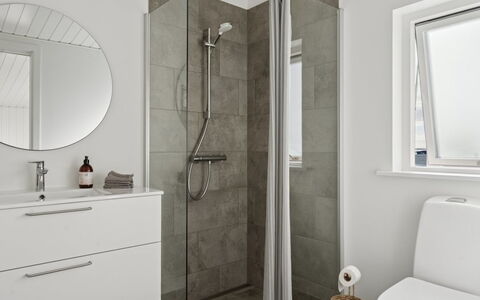 Eljas - 10M from the Sea: Arreglo De Tubería, Piso, Suelo, Baño, Mueble De Baño, Plomería, Diseño De Interiores, Baño, Loseta, Lavabo