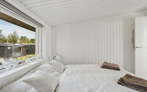 Eljas - 10M from the Sea: Madera, Techo, Piso, Suelo, Diseño De Interiores, Habitación, Lámpara, Cama, Lecho, Madera Dura