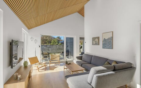Gudrid - 400M from the Sea: Techo, Diseño De Interiores, Suelo, Sofá, Sala, Madera Dura, Suelos De Madera, Tablón, Manchas De Madera