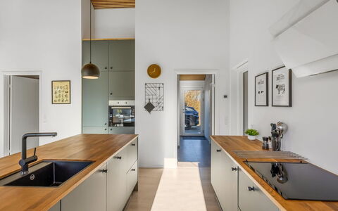 Gudrid - 400M from the Sea: Cocina, Piso, Mostrador, Diseño De Interiores, Madera, Aparato De Cocina, Techo, Suelo, Gabinetes, Mueble