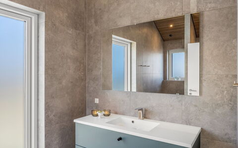 Gudrid - 400M from the Sea: Pared, Arreglo De Tubería, Piso, Suelo, Baño, Mueble De Baño, Plomería, Grifo, Lavabo Del Baño, Lavabo
