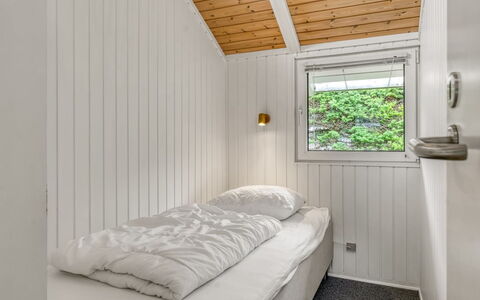 Maini - 350M from the Sea: Madera, Habitación, Techo, Diseño De Interiores, Cama, Suelo, Piso, Casa, Sábana, Lecho
