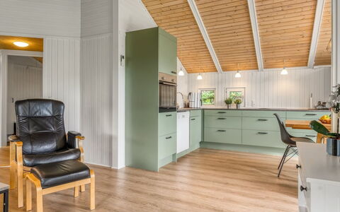 Maini - 350M from the Sea: Diseño De Interiores, Piso, Madera, Techo, Suelo, Mueble, Suelos De Madera, Lámpara, Cocina, Gabinetes