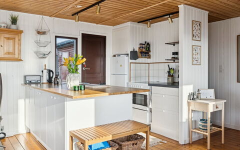Joseph - 500M from the Sea: Cocina, Mueble, Aparato De Cocina, Piso, Mostrador, Diseño De Interiores, Gabinetes, Madera, Suelo, Suelos De Madera