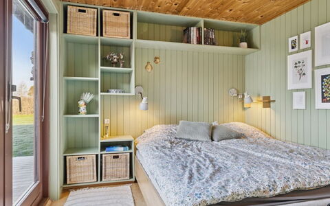 Joseph - 500M from the Sea: Diseño De Interiores, Habitación, Mueble, Madera, Cama, Techo, Piso, Suelo, Encendiendo, Habitación