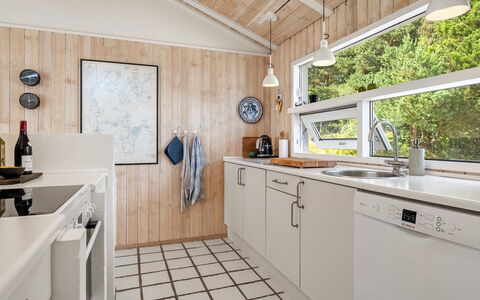 Sybil - 700M from the Sea: Cocina, Mostrador, Electrodoméstico, Aparato De Cocina, Madera, Diseño De Interiores, Piso, Electrodoméstico, Techo, Gabinetes