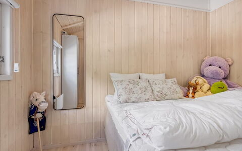 Sybil - 700M from the Sea: Habitación, Diseño De Interiores, Madera, Cama, Suelo, Piso, Mueble, Habitación, Lecho, Sábana