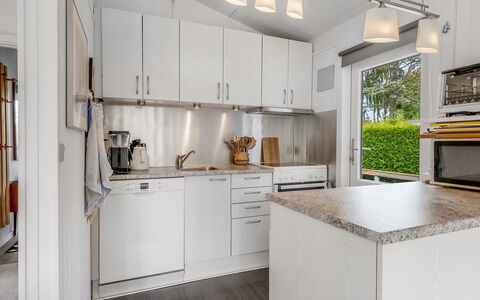 Ayo - 200M from the Sea: Cocina, Aparato De Cocina, Mostrador, Diseño De Interiores, Mueble, Electrodoméstico, Piso, Gabinetes, Madera, Electrodoméstico