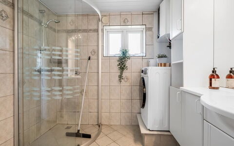 Senija - 6.5Km from the Sea: Piso, Diseño De Interiores, Suelo, Arreglo De Tubería, Techo, Plomería, Habitación, Baño, Loseta, Mueble De Baño