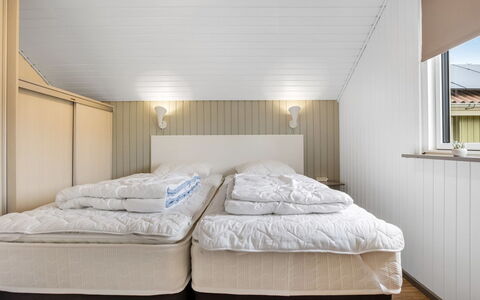 Emiljan - from the Sea: Madera, Habitación, Suelo, Diseño De Interiores, Cama, Piso, Techo, Sábana, Lecho, Linos
