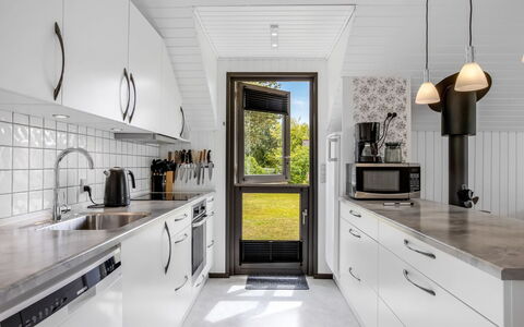 Emiljan - from the Sea: Cocina, Mostrador, Aparato De Cocina, Madera, Diseño De Interiores, Piso, Electrodoméstico, Mueble, Techo, Gabinetes