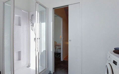 Ker Soizik: Piso, Suelo, Arreglo De Tubería, Baño, Puerta, Diseño De Interiores, Plomería, Techo, Puerta De La Ducha, Habitación