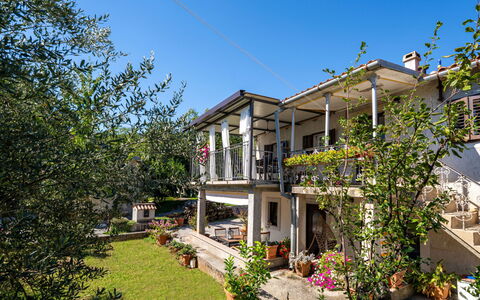 Mrak: Barrio Residencial, Casa, Puerta, Balcón, Porche, Sombra, Maceta, Inmuebles, Yarda, Planta De Casa