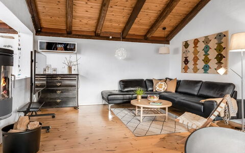 Klint - 400M from the Sea: Mueble, Diseño De Interiores, Piso, Pared, Madera, Suelo, Sofá, Techo, Sala, Encendiendo