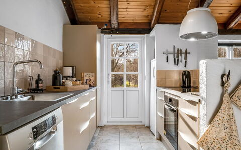 Klint - 400M from the Sea: Cocina, Mostrador, Aparato De Cocina, Piso, Diseño De Interiores, Gabinetes, Electrodoméstico, Madera, Mueble, Fregadero