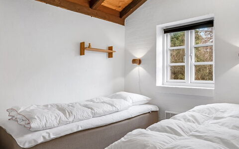 Klint - 400M from the Sea: Cama, Pared, Habitación, Madera, Diseño De Interiores, Lecho, Techo, Mueble, Sábana, Marco De La Cama