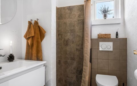 Klint - 400M from the Sea: Pared, Piso, Suelo, Arreglo De Tubería, Diseño De Interiores, Baño, Asiento Del Baño, Baño, Plomería, Habitación