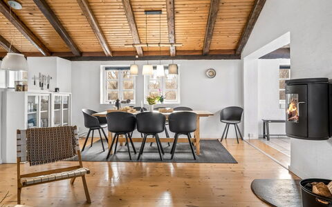 Klint - 400M from the Sea: Mueble, Piso, Diseño De Interiores, Madera, Suelo, Silla, Suelos De Madera, Mesa, Cocina Y Comedor Mesa, Comedor