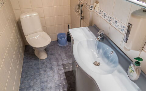 Tahkon Polar: Baño, Lavabo Del Baño, Arreglo De Tubería, Lavabo, Asiento Del Baño, Baño, Piso, Grifo, Suelo, Plomería
