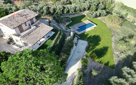 Villa Carciofa: Barrio Residencial, Casa, Casa, Inmuebles, Techo, Cabaña, Suburbio, Mansión, Jardín, Paisajismo