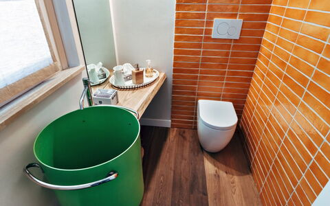 Villa Carciofa: Asiento Del Baño, Piso, Suelo, Baño, Baño, Arreglo De Tubería, Loseta, Plomería, Cerámico, Manchas De Madera