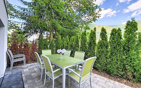 Apartment Anneliese: Arbusto, Jardín, Plantas Leñosas, Sombra, Paisajismo, Mueble Para Exteriores, Yarda, Silla, Mesa Al Aire Libre